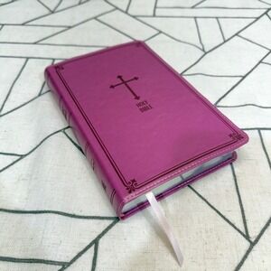 Thomas Nelson NKJV Deluxe Gift Bible Purple Leathersoft Cross 9780718075279